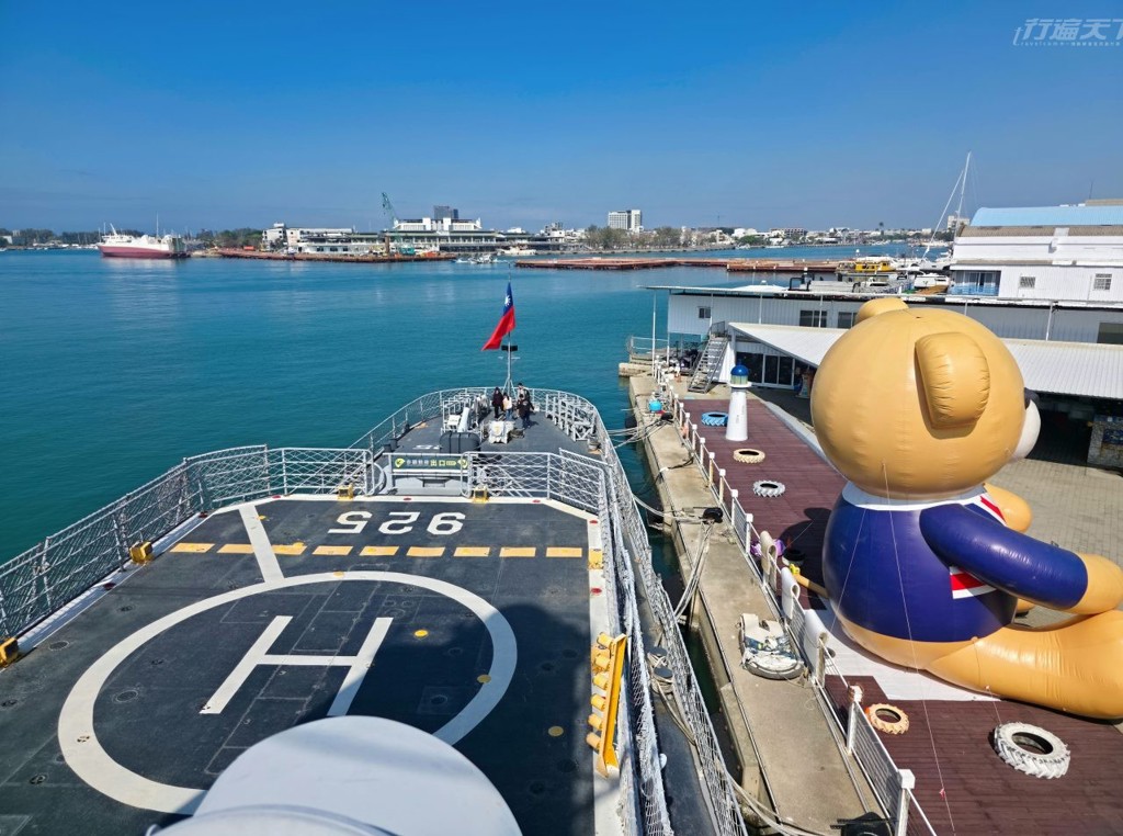 不只老街古蹟，台南海線新亮點！泰迪熊登陸德陽艦，六米巨柴佔領七股鹽山