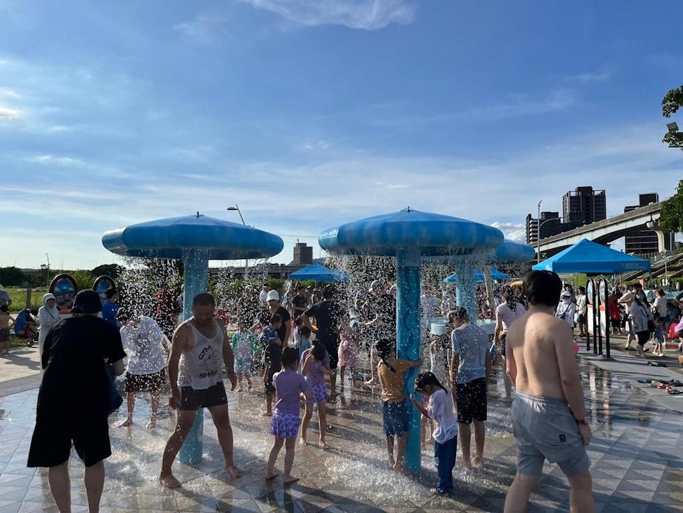 北北基桃清涼玩水特輯！精選TOP 14高CP值公園戲水區、溪流潮間帶消暑景點